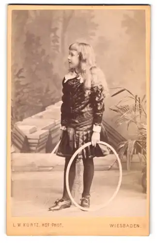 Fotografie L. W. Kurtz, Wiesbaden, Mädchen mit langem Haar und Spielreif