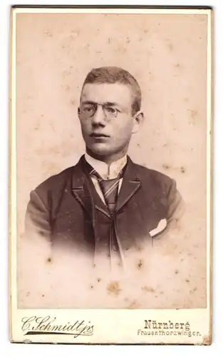 Fotografie C. Schmidt jr, Nürnberg, Frauenthorzwinger, Bürgerlicher junger Mann mit Brille