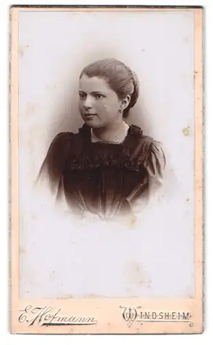 Fotografie E. Hofmann, Windsheim, Hübsche junge Dame im schwarzen Kleid