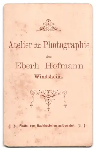 Fotografie Eberh. Hofmann, Windsheim, Bürgerliche Dame im schwarzen Kleid