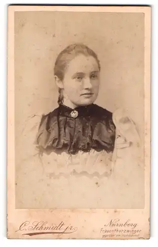 Fotografie C. Schmidt jr., Nürnberg, Frauenthorzwinger, Junge Dame im Kleid mit Kragenbrosche