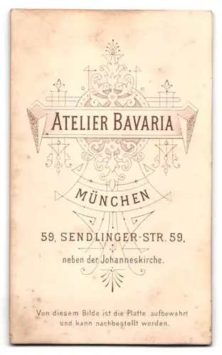 Fotografie Atelier Bavaria, München, Sendlinger-Str. 59, Junger Mann im Anzug mit Kneifer