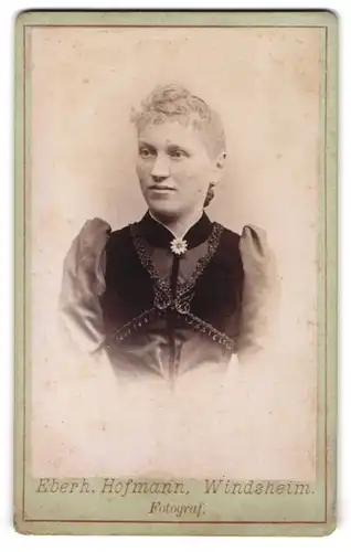 Fotografie Eberh. Hofmann, Windsheim, Junge Dame mit Hochsteckfrisur