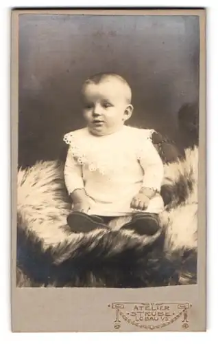 Fotografie Woldemar Strube, Löbau, Kleines Kind im weissen Kleid