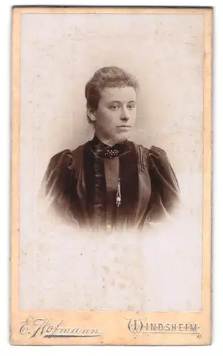 Fotografie E. Hofmann, Windsheim, Junge Dame mit Halskette