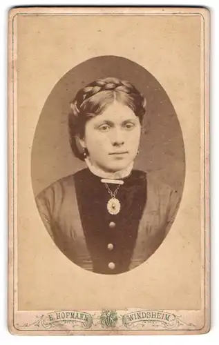 Fotografie E. Hofmann, Windsheim, Rothenburger Beigasse, Junge Frau mit Flechtfrisur und Amulett