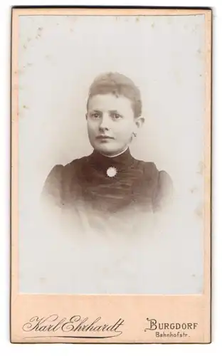 Fotografie Karl Ehrhardt, Burgdorf, Bahnhofstrasse, Junge Dame mit zurückgebundenem Haar
