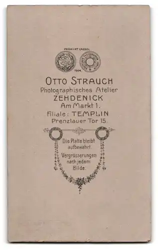 Fotografie Otto Strauch, Zehdenick, Am Markt 1, Junge Dame in Bluse und Rock