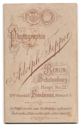 Fotografie Adolph Tepper, Berlin-Schöneberg, Haupt-Strasse 22, Junge Dame im Kleid mit Kragenbrosche