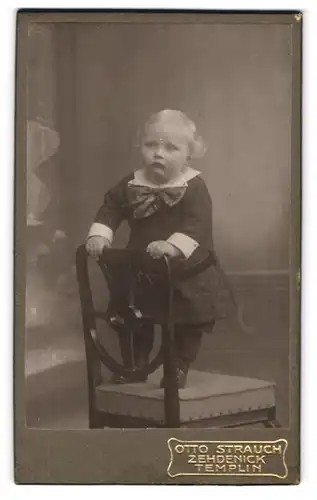 Fotografie Otto Strauch, Zehdenick, Am Markt 1, Kleines Kind in modischer Kleidung