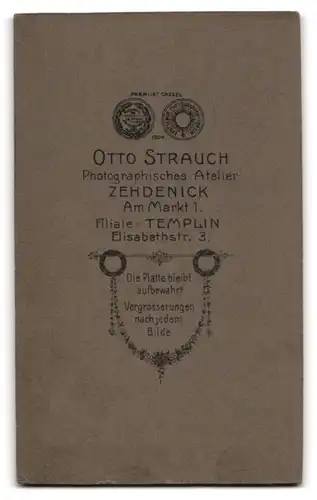 Fotografie Otto Strauch, Zehdenick, Am Markt 1, Kleines Kind in modischer Kleidung