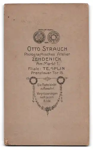 Fotografie Otto Strauch, Zehdenick, Am Markt 1, Junge Dame in Bluse und Rock