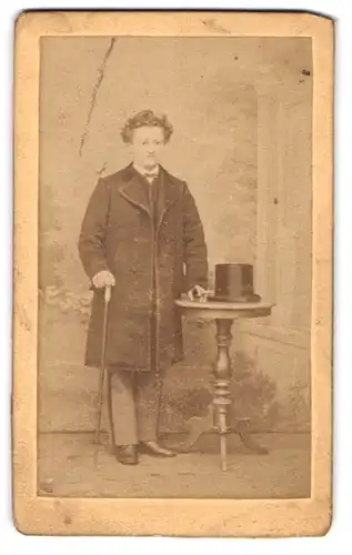Fotografie unbekannter Fotograf und Ort, Junger Herr im Mantel mit Zylinderhut