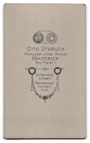 Fotografie Otto Strauch, Zehdenick, Am Markt 1, Süsses Kleinkind im karierten Kleid