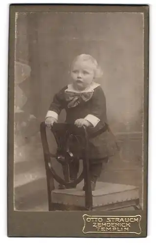 Fotografie Otto Strauch, Zehdenick, Am Markt 1, Kleines Kind in modischer Kleidung