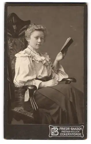 Fotografie Friedr. Baasch, Eckernförde, Fräulein in hübscher Bluse mit einem Buch