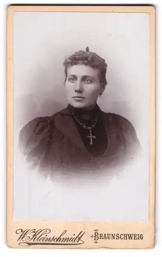 Fotografie W. Kleinschmidt, Braunschweig, Bohlweg 8, Junge Dame mit Kragenbrosche und Kreuzkette