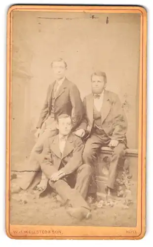 Fotografie W. J. Wellsted & Son, Hull, Paragon Str. 19&20, Drei elegante Herren in Anzügen