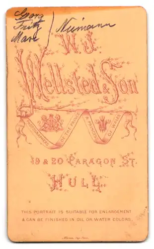 Fotografie W. J. Wellsted & Son, Hull, Paragon Str. 19&20, Drei elegante Herren in Anzügen