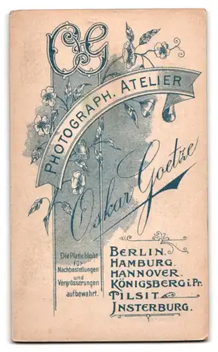 Fotografie Oskar Goetze, Hannover, Heiligen Str. 3, Bürgerliche junge Dame im Kleid mit grossem Kragen