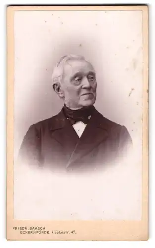 Fotografie Friedrich Baasch, Eckernförde, Nicolaistr. 47, Älterer Herr im Anzug mit Fliege