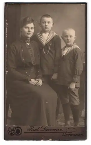 Fotografie Rud. Lavorenz, Uetersen, Gr. Wulfhagen 16, Mutter in feinem Kleid mit ihren Söhnen in Matrosenanzügen