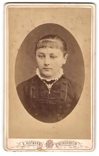 Fotografie E. Hofmann, Windsheim, Rothenburger Beigasse, Junge Dame im Kleid mit Spitzenkragen