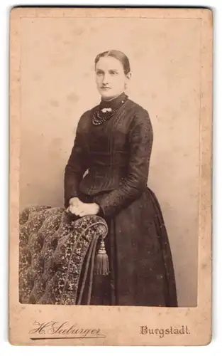 Fotografie H. Seeburger, Burgstädt i. S., Bürgerliche Dame im schwarzen Spitzenkleid