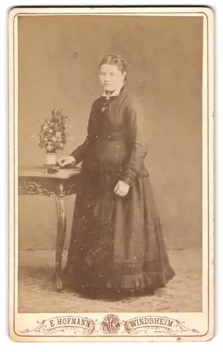 Fotografie E. Hofmann, Windsheim, Rothenburger Beigasse, Bürgerliche Dame im langen schwarzen Kleid