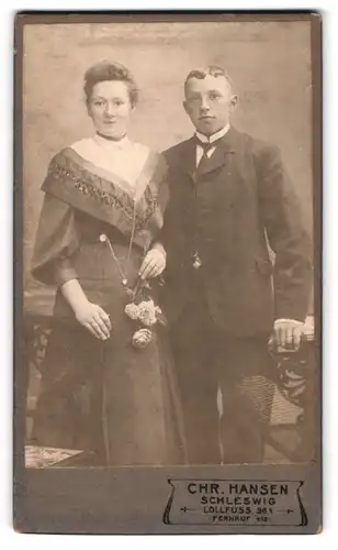 Fotografie Chr. Hansen, Schleswig, Lollfuss 98b, Bürgerliches Ehepaar in Festtagskleidung
