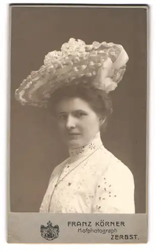 Fotografie Franz Körner, Zerbst, Junge Dame mit grossem Hut