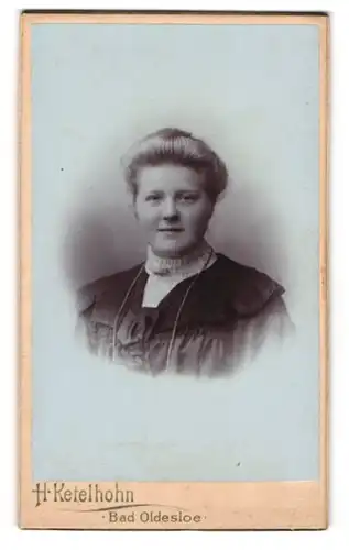Fotografie Hermann Ketelhohn, Bad Oldesloe, Am Markt, Bürgerliche Dame im schwarzen Kleid mit Halskette