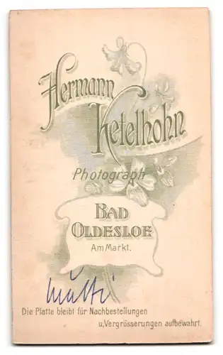 Fotografie Hermann Ketelhohn, Bad Oldesloe, Am Markt, Bürgerliche Dame im schwarzen Kleid mit Halskette