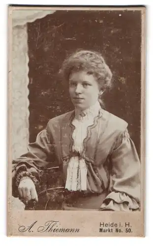 Fotografie A. Thiemann, Heide i. H., Markt No.50, Junge Dame mit Hochsteckfrisur