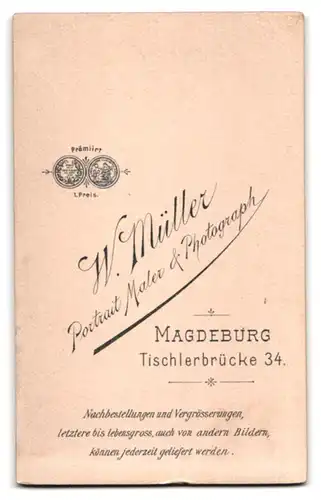 Fotografie W. Müller, Magdeburg, Tischlerbrücke 34, Mutter und Sohn in Festtagskleidung