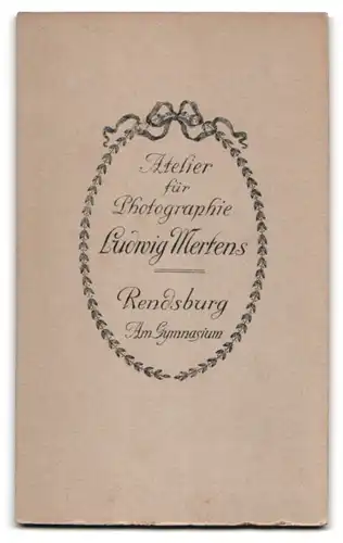 Fotografie Ludwig Mertens, Rendsburg, Am Gymnasium, Ernst blickende junge Dame