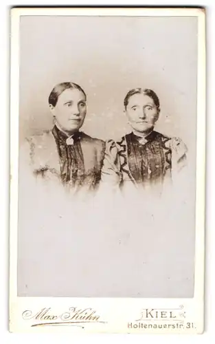 Fotografie Max Kühn, Kiel, Holtenauerstr. 31, Zwei bürgerliche Damen in Spitzenkleidern