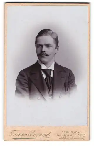 Fotografie Francois Cornand, Berlin, Leipzigerstr. 115 /116, Eleganter Herr im Anzug mit Krawatte