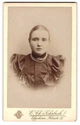 Fotografie E. Ch. Sohrbeck, Elmshorn, Peterstrasse 37, junge Dame im schwarzen Puffärmelkleid