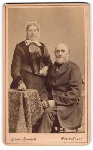 Fotografie Friedrich Baasch, Eckernförde, Nicolaistrasse 47, Älteres Paar in hübscher Kleidung