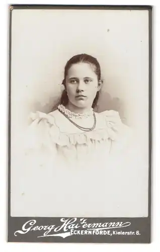 Fotografie Georg Haltermann, Eckernförde, Kielerstrasse 8, Junge Dame im Kleid mit Halskette