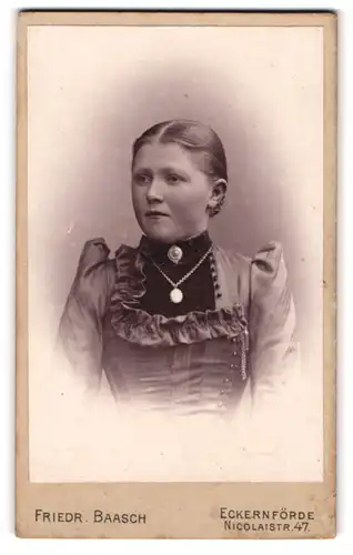 Fotografie Friedrich Baasch, Eckernförde, Nicolaistrasse 47, Junge Dame mit Kragenbrosche und Medaillon