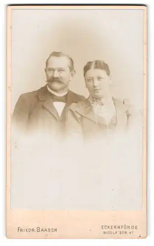Fotografie Friedrich Baasch, Eckernförde, Nicolaistrasse 47, Junges Paar in eleganter Kleidung