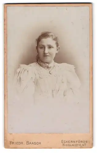 Fotografie Friedrich Baasch, Eckernförde, Nicolaistrasse 47, Junge Dame im Kleid mit Medaillon