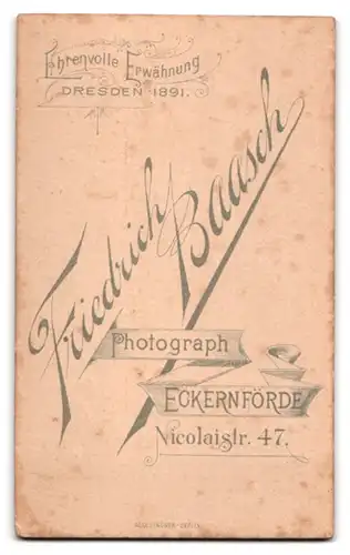 Fotografie Friedrich Baasch, Eckernförde, Nicolaistrasse 47, Junge Dame im Kleid mit Medaillon