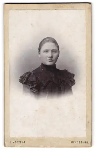 Fotografie L. Mertens, Rendsburg, Junge Dame mit zurückgebundenem Haar