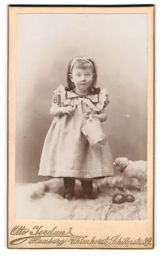 Fotografie Otto Jordan, Hamburg-Uhlenhorst, Schillerstrasse 39, Kleines Mädchen im Kleid mit Eimer und Spielzeugschaf