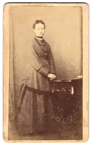 Fotografie H. R. Peters, Ort unbekannt, Junge Dame im Kleid