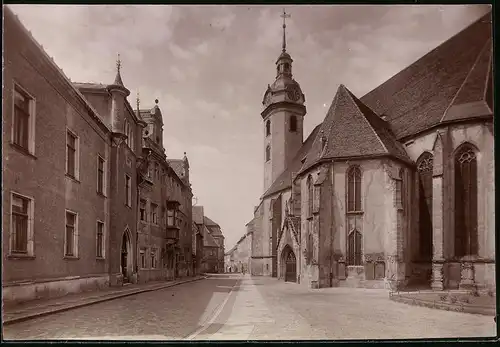 Fotografie Brück & Sohn Meissen, Ansicht Torgau, Wintergrüne, Strassenansicht mit Kirche