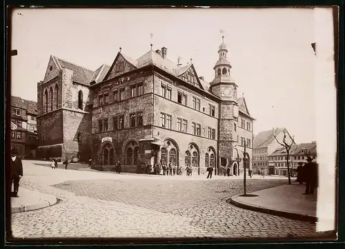 Fotografie Brück & Sohn Meissen, Ansicht Nordhausen, Sparkasse mit Rathaus & Strassenansicht